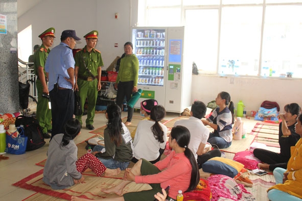 Lực lượng công an phường Tự An tăng cường tuần tra tại Bệnh viện Đa khoa vùng Tây Nguyên. 