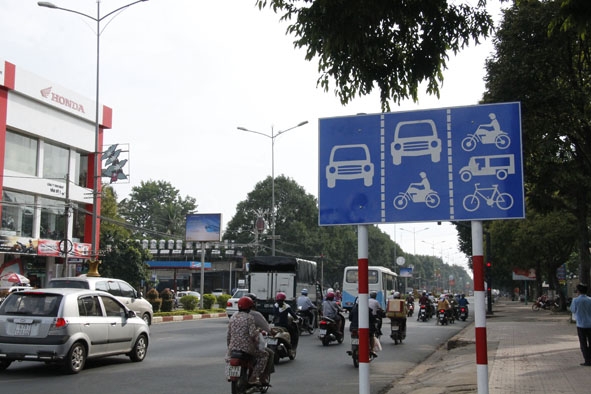 Biển gộp làn đường theo phương tiện trên đường Nguyễn Tất Thành (TP. Buôn Ma Thuột). Ả