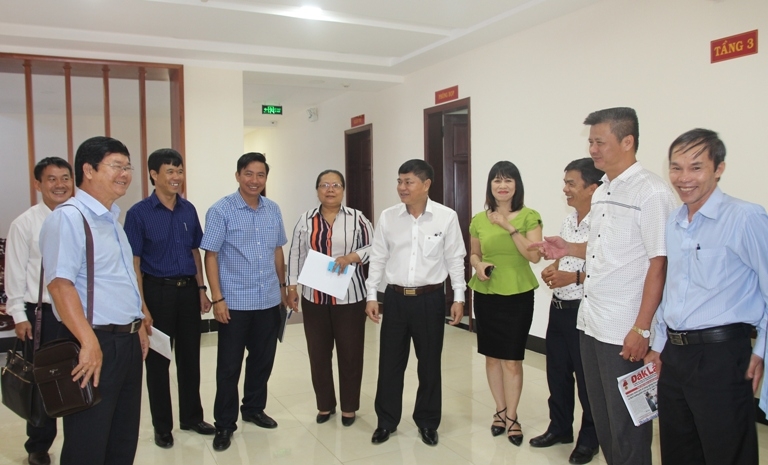 Phó Bí thư Thường trực Tỉnh ủy Phạm Minh Tấn cùng các đại biểu trao đổi bên lề hội nghị.