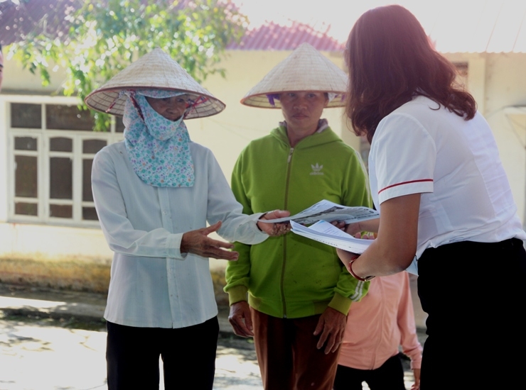 Người lao động trên địa bàn xã Buôn Tría, xã Buôn Triết (huyện Lắk) tìm hiểu các thông tin về xuất khẩu lao động tại chương trình.