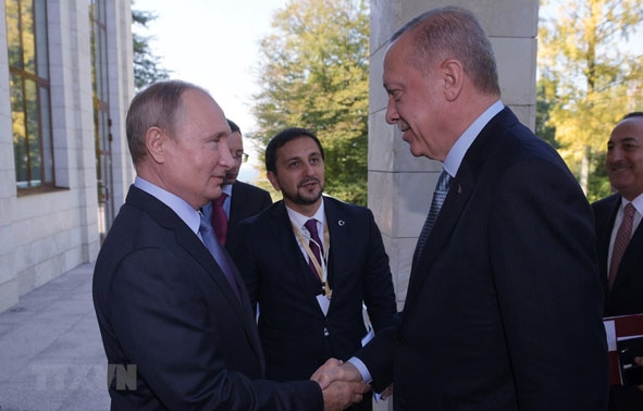 Tổng thống Nga Vladimir Putin (bên trái, phía trước) và Tổng thống Thổ Nhĩ Kỳ (bên phải) trong cuộc gặp  tại Sochi (Nga) ngày 22-10-2019. (Ảnh: THX/TTXVN)