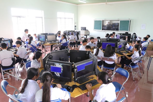 Phòng thực hành Tin học với trang thiết bị hiện đại phục vụ cho việc dạy và học của Trường THPT Cư M’gar. 