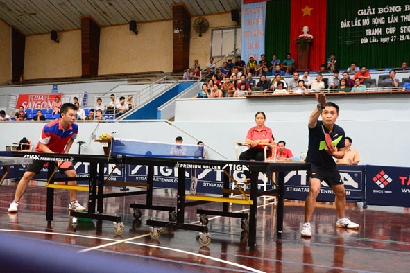 Tay vợt Hoàng Xuân Tùng (bìa phải) thi đấu tại một giải bóng bàn.