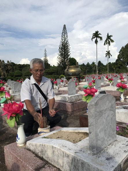 Ông Nguyễn Ngọc Sương, Ủy viên Ban liên lạc truyền thống Trung đoàn 25 - Tây Nguyên thắp hương tưởng nhớ đồng đội tại lô E - Nghĩa trang Liệt sỹ tỉnh.