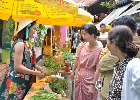 Người dân tham quan gian hàng rau an toàn tại Phiên chợ Xanh Tử tế.
