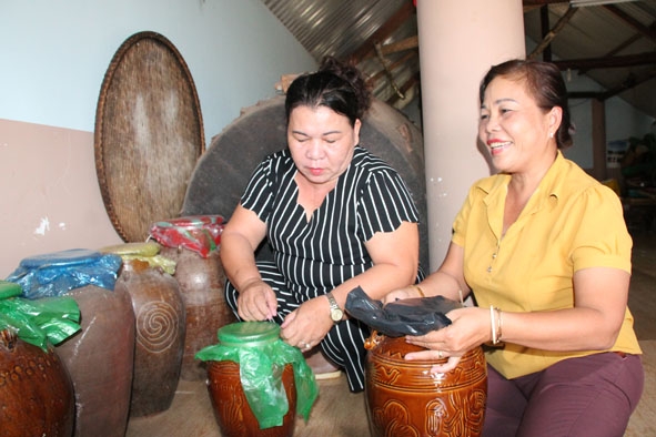 Mô hình nấu rượu cần do Trưởng buôn Alê A Nguyễn Thị Thanh Hương (bìa phải) thành lập đã tạo việc làm cho chị em và góp phần duy trì nghề truyền thống. 