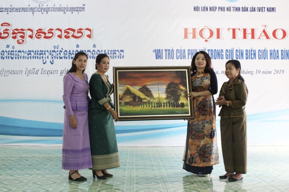 Đại diện Hội LHPN tỉnh Đắk Lắk tặng quà lưu niệm cho Sở Công tác Phụ nữ tỉnh Mundulkiri  (Vương quốc Campuchia). 