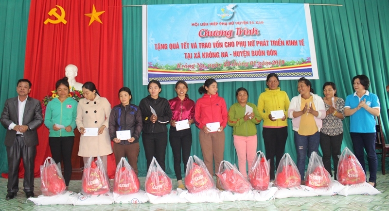 Đại diện Hội LHPN huyện Ea Kar trao vốn khởi nghiệp cho các hội viên phụ nữ xã Krông Na (huyện Buôn Đôn).