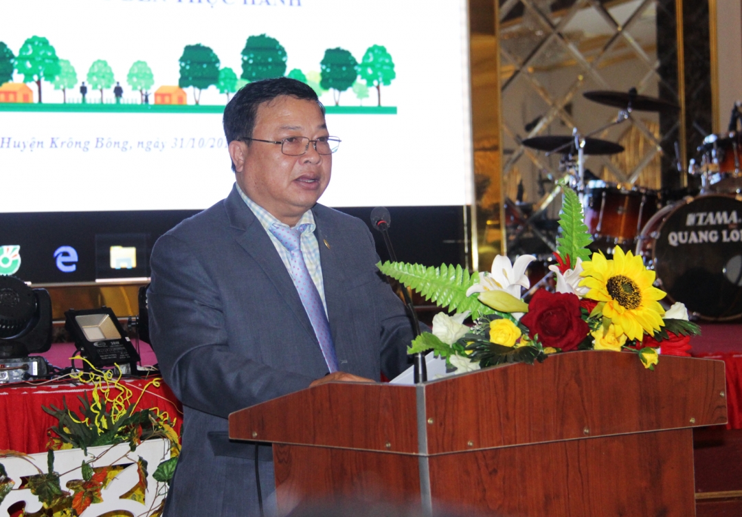 Phó Chủ tịch UBND huyện Krông Bông Đinh Văn Long phát biểu khai mạc hội thảo