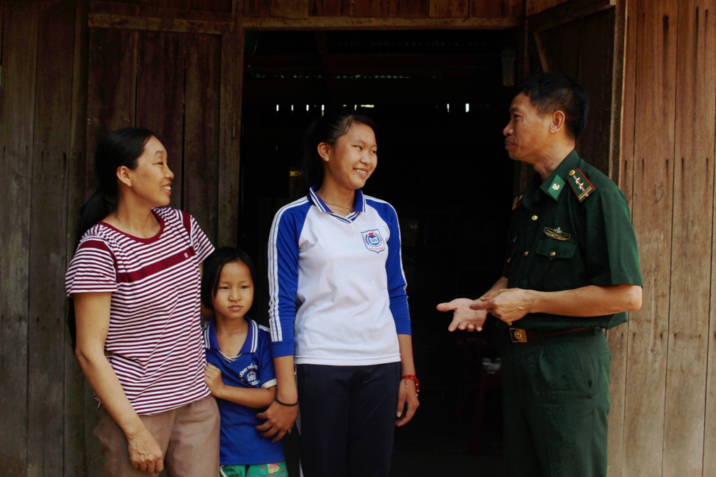 Cán bộ Đồn Biên phòng Sêrêpốk thăm hỏi cuộc sống của người dân xã Krông Na (huyện Buôn Đôn).