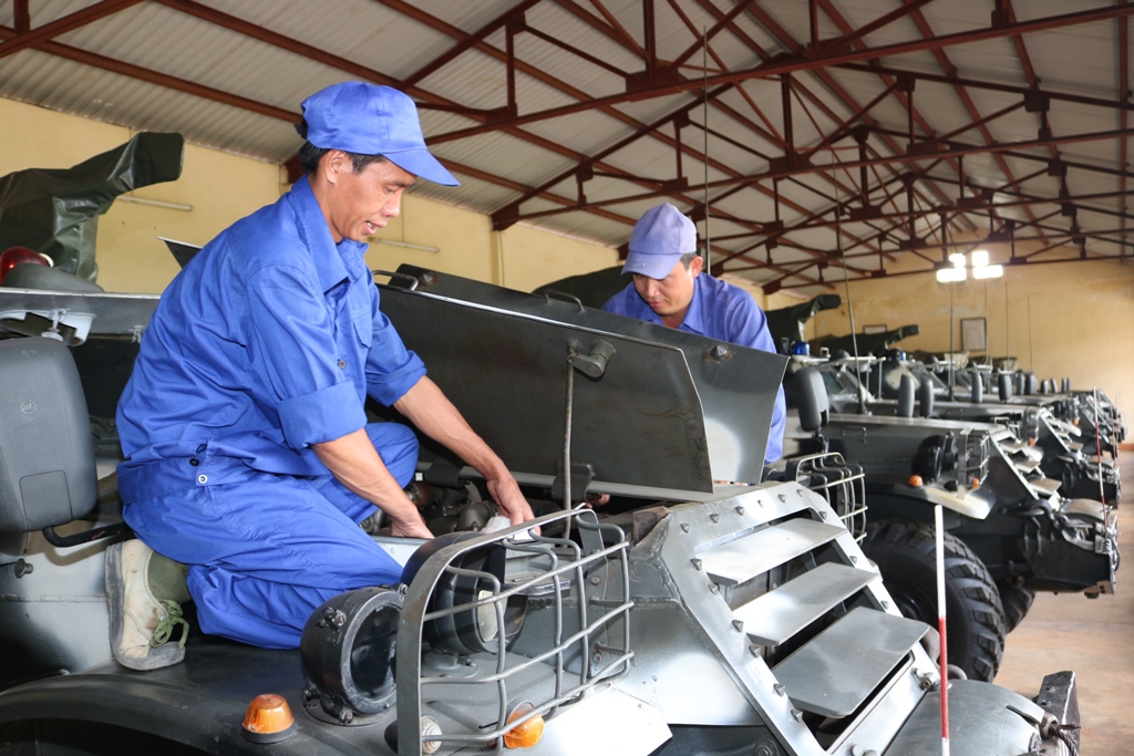 Nhân viên Trạm sửa chữa tổng hợp kiểm tra, sửa chữa xe thiết giáp BRT-152.  