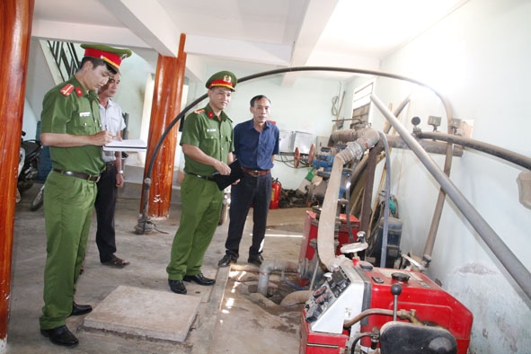 Công an huyện Krông Ana kiểm tra bể chứa nước chữa cháy tại chợ Buôn Trấp.   
