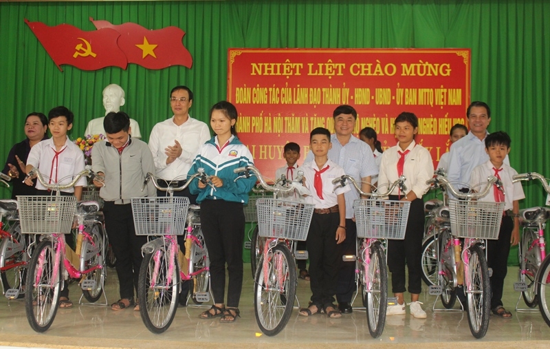 Các đại biểu tặng xe đạp cho học sinh nghèo trên địa bàn huyện Buôn Đôn.