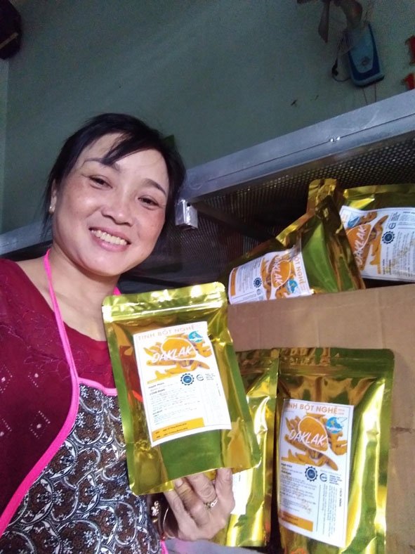  Chị Luyến  giới thiệu  sản phẩm  tinh bột nghệ. 