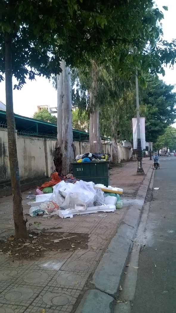 Vỉa hè đường Hùng Vương (TP. Buôn Ma Thuột) rác đổ bừa bãi ngay tại nơi đặt thùng rác 0,7 m3.
