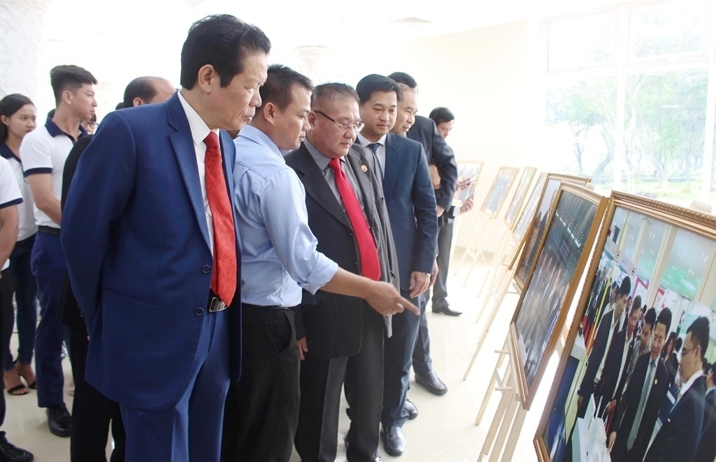 Các đại biểu tham quan hình ảnh hữu nghị giữa hai nước Việt Nam - Campuchia được trưng bày tại tọa đàm