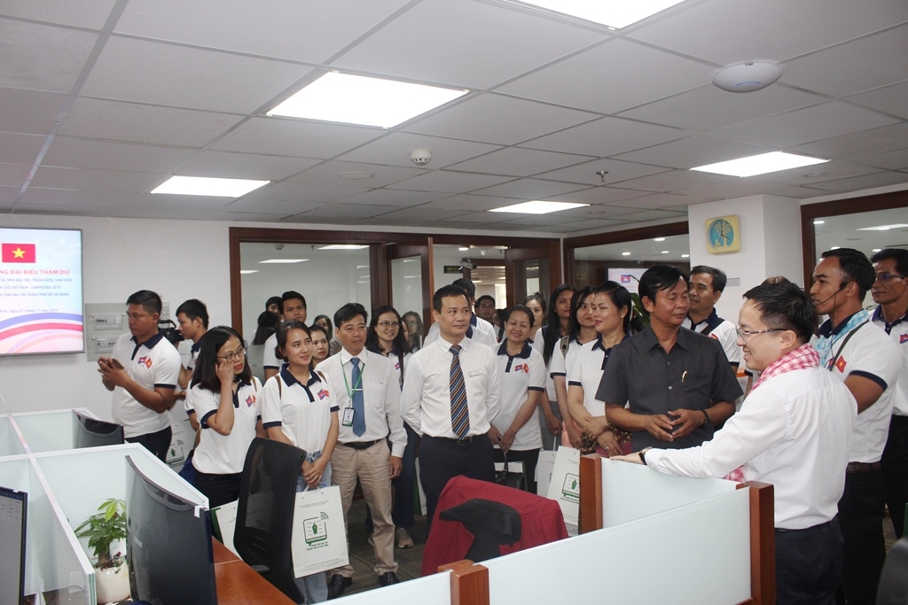 Các đại biểu tham quan một số phòng làm việc ở Trung tâm báo chí TP. Hồ Chí Minh