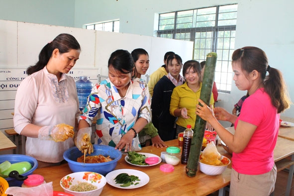 Một buổi thực hành của lớp dạy nghề nấu ăn ở Trung tâm giáo dục nghề nghiệp - Giáo dục thường xuyên  huyện Lắk. 
