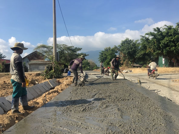 Người dân buôn Năng, xã Cư Prao tham gia làm đường nông thôn mới.   