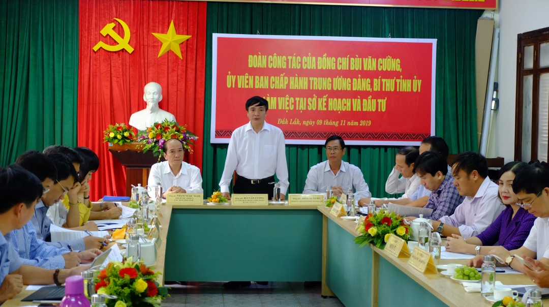 Đồng chí Bùi Văn Cường - Ủy viên Trung ương Đảng, Bí thư Tỉnh ủy phát biểu tại buổi làm việc