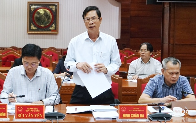 Giám đốc Sở Kế hoạch và đầu tư Đinh Xuân Hà trình bày các Dự thảo Nghị quyết và báo cáo tại Phiên họp.
