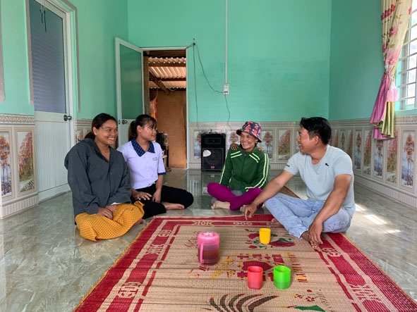 Gia đình chị H'Đênh Bkrông (bìa trái) vui mừng trong căn nhà mới.  