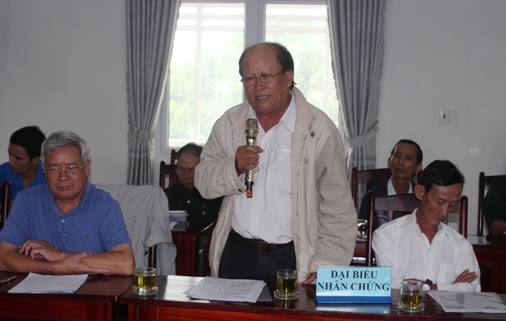 Ông Hồ Ngọc Huỳnh, nguyên cán bộ kế hoạch, kế toán trưởng, Hạt trưởng TNXP cầu đường huyện Ea Súp đóng góp ý kiến tại hội thảo