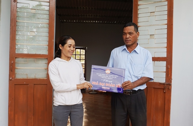 Đại diện Ủy ban MTTQ Việt Nam huyện Buôn Đôn trao nhà cho bà (buôn Niêng 3, xã Ea Nuôl) 