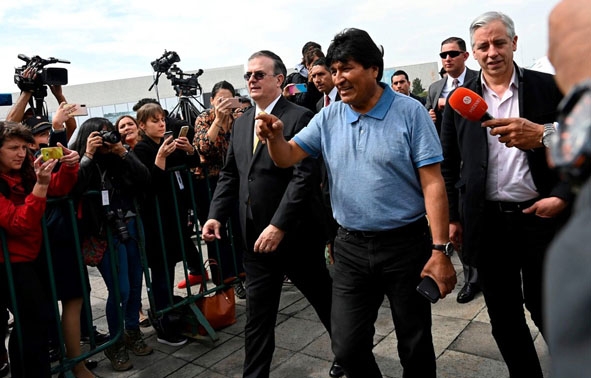 Ông Evo Morales (áo xanh) tới Mexico tị nạn chính trị. Ảnh: Getty Images