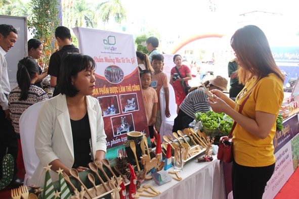 Gian hàng trưng bày sản phẩm của VietArt trong Ngày hội Khởi nghiệp tỉnh Đắk Lắk lần thứ I năm 2019.
