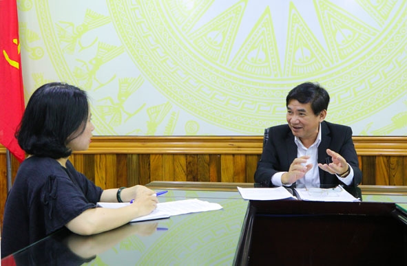 Chủ tịch UBND huyện Krông Năng Trương Hoài Anh trao đổi với phóng viên Báo Đắk Lắk. 