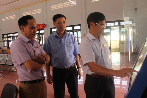 Kiểm tra việc ứng dụng công nghệ thông tin tại Bộ phận tiếp nhận và trả kết quả - UBND huyện Krông Năng. 