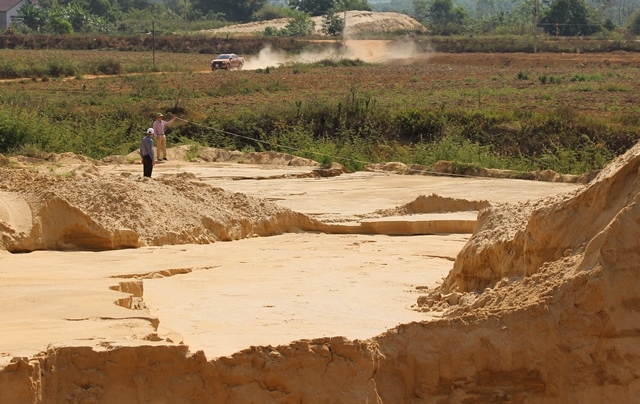 Cán bộ ngành Thuế kiểm tra thực tế tại một bãi tập kết cát ở huyện Krông Pắc