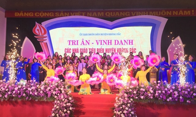 UBND huyện K rông Pắc vinh danh 42 giáo viên