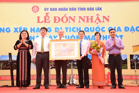    Phó Chủ tịch UBND tỉnh H'Yim Kđoh cùng lãnh đạo Sở Văn hóa, Thể thao  và Du lịch  đón nhận  Bằng xếp hạng Di tích quốc gia đặc biệt  Nhà đày Buôn Ma Thuột  vào ngày  25-4-2019.   Ảnh: Đ.Triều