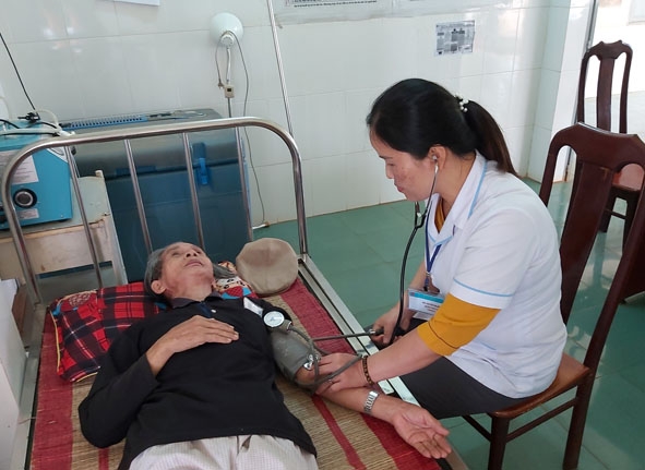 Thăm khám cho người bệnh tăng huyết áp tại Trạm Y tế xã Ea Kiết, huyện Cư M'gar.  