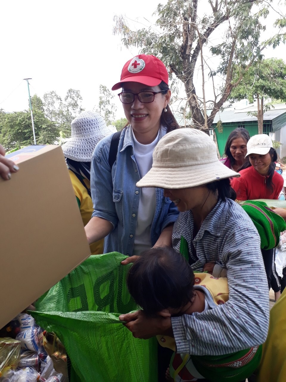 Cán bộ Hội Chữ thập đỏ huyện Krông Pắc tặng quà cho các hộ dân. 