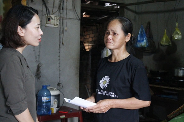 Đại diện Văn phòng Ủy ban An toàn giao thông Quốc gia thăm hỏi bà Phùng Thị Sáng (xã Cư Amung, huyện Ea H'leo) có chồng bị tai nạn giao thông. 