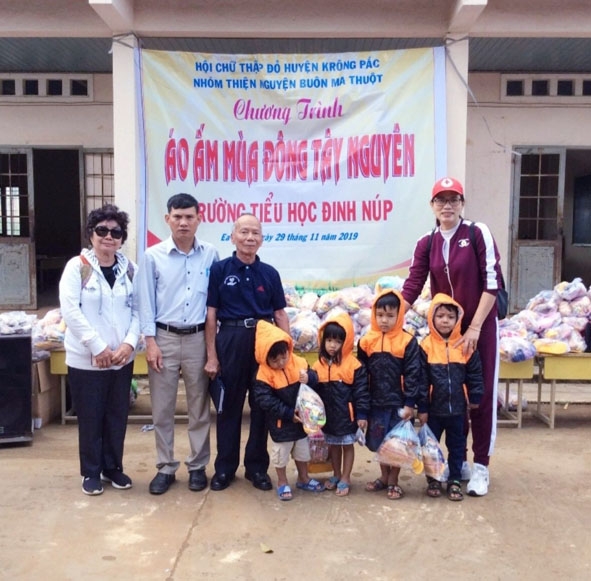 Hội Chữ thập đỏ huyện và Nhóm thiện nguyện TP. Buôn Ma Thuột trao quà tặng học sinh nghèo tại Trường Tiểu học Đinh Núp. 