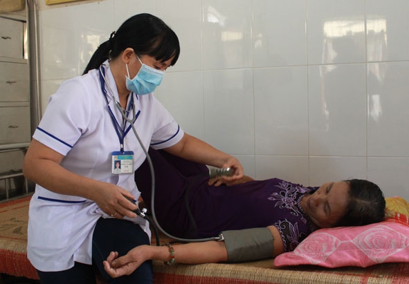 Người dân khám bệnh tại Trạm y tế phường Thống Nhất, thị xã Buôn Hồ.    