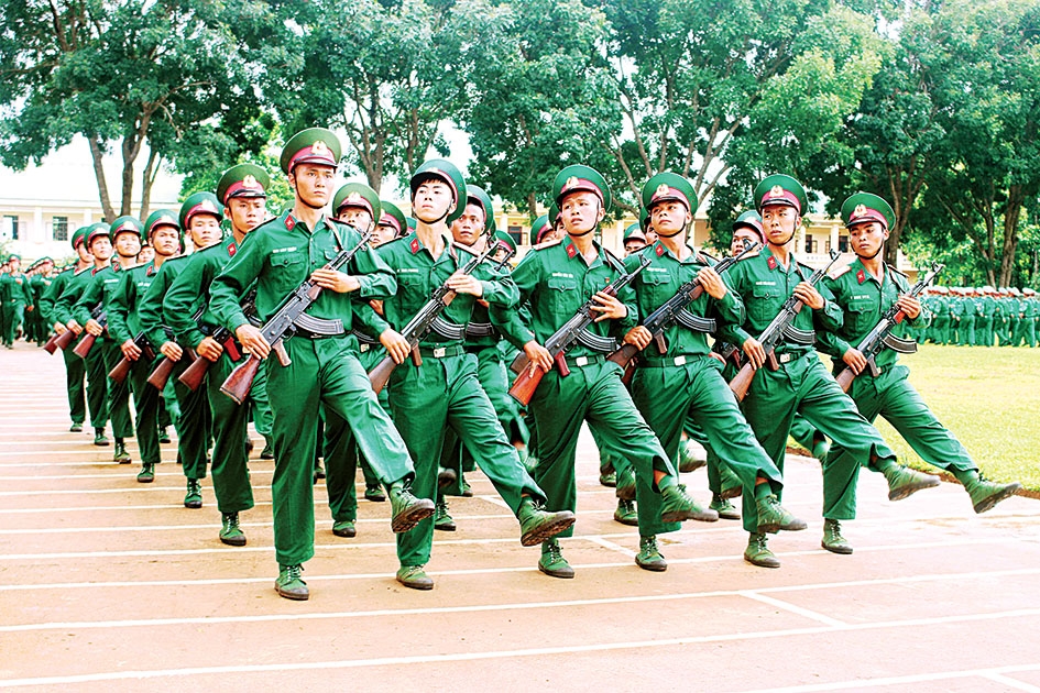 Chiến sĩ Tiểu đoàn 303 (Trung đoàn 584, Bộ Chỉ huy Quân sự tỉnh) duyệt đội ngũ tại Lễ tuyên thệ chiến sĩ mới.  Ảnh: Q.Anh