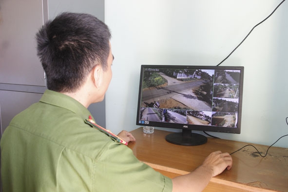 Công an thị trấn Ea Pốk theo dõi, giám sát tình hình địa bàn thông qua hệ thống Camera an ninh. 