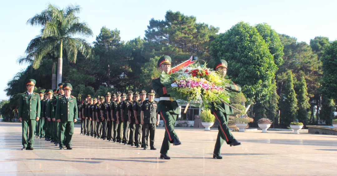 Bộ Chỉ huy Quân sự tỉnh và Tiểu khu Quân sự Mondulkiri tổ chức dâng hoa các anh hùng liệt sỹ tại Nghĩa trang Liệt sỹ tỉnh