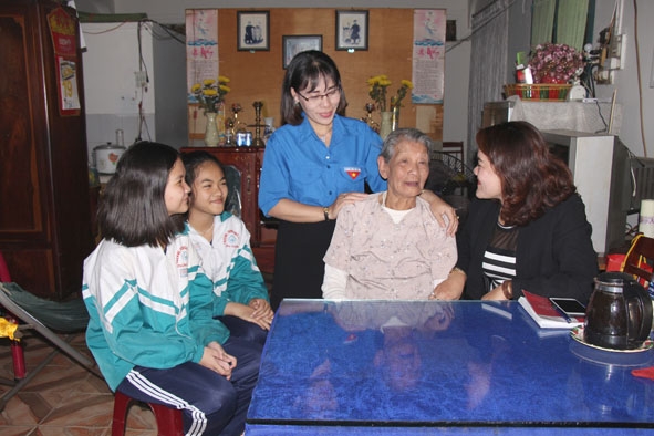 Các bạn trẻ thăm cựu chiến binh Võ Thị Ngọc Liên.    