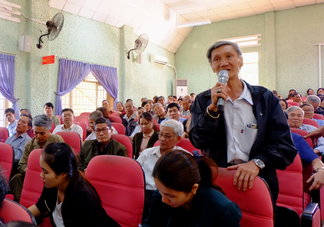 Cử tri phường Thành Nhất phát biểu ý kiến, kiến nghị tại buổi tiếp xúc cử tri.