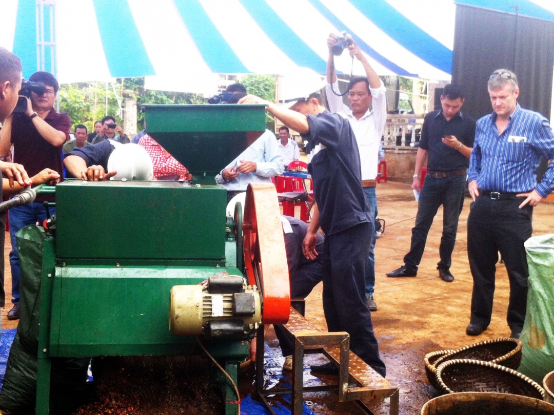 Máy chế biến cà phê ướt quy mô nông hộ được trình diễn tại huyện Cư M'gar