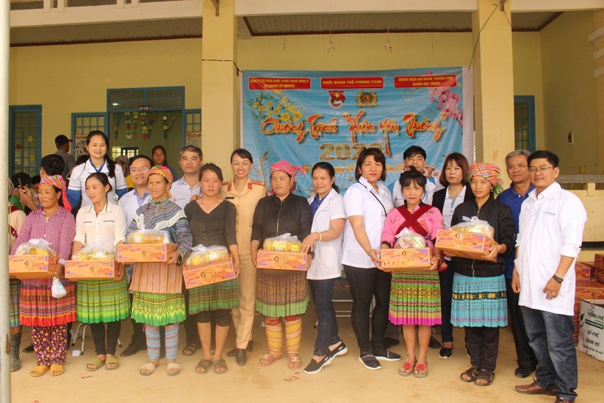 Đại diện các đơn vị tặng quà cho các hộ khó khăn tại thôn 9 xã Cư Króa (huyện M'Đrắk).
