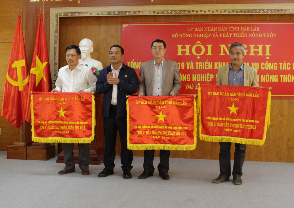 Phó Chủ tịch UBND tỉnh Y Giang Gry Niê Knơng tặng cờ thi đua của UBND tỉnh cho các tập thể ngành NN-PTNT dẫn đầu phong trào thi đua năm 2018