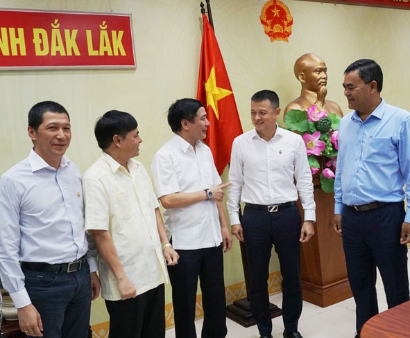 Bí thư Tỉnh ủy Bùi Văn Cường cùng lãnh đạo tỉnh và đại diện Tập đoàn Sun Group trao đổi về môi trường, cơ hội đầu tư tại địa phương. 