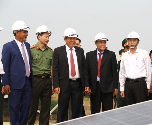 Phó Thủ tướng Thường trực Chính phủ Trương Hòa Bình (thứ 3 từ trái sang) và các đồng chí lãnh đạo tỉnh thăm Nhà máy điện mặt trời Sêrêpốk 1. 